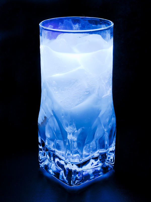 Tonic Water leuchtet im Schwarzlicht