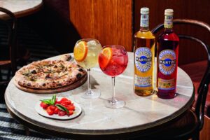 Bewusster Trinkgenuss: Mit dem neuen alkoholfreien Aperitif von MARTINI revolutioniert die Marke die Aperitivo-Hour