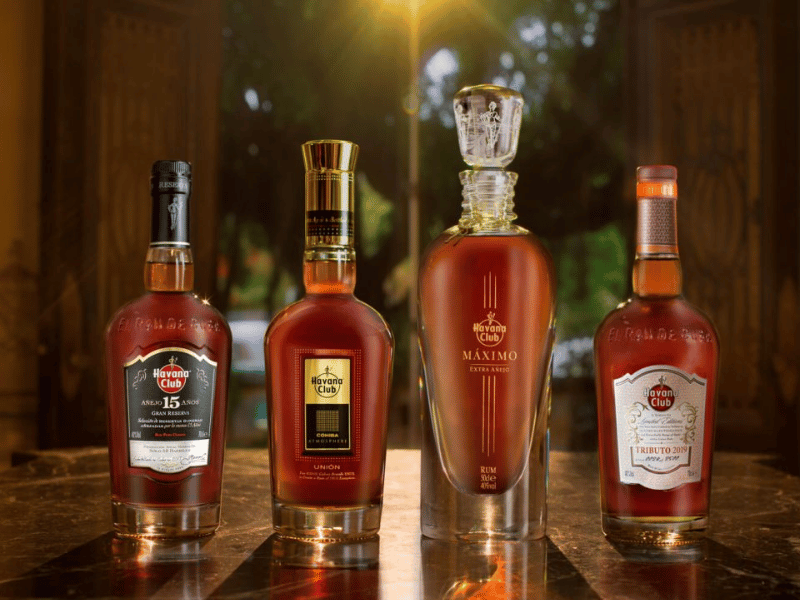 Havana - Vier Flaschen nebeneinander auf dem Tisch