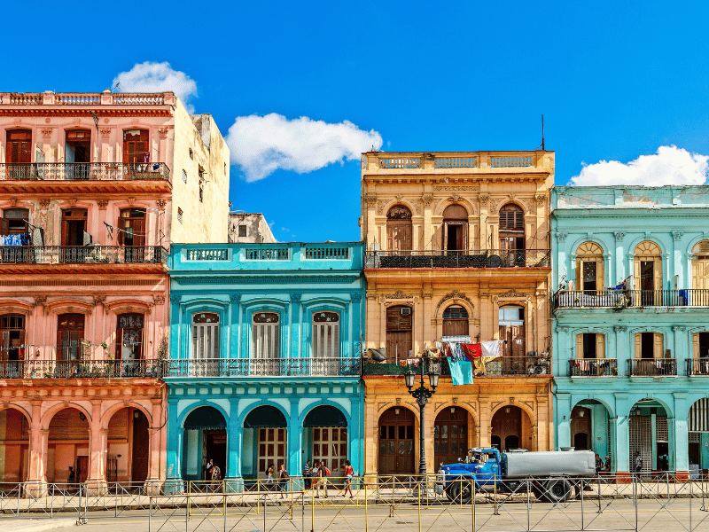 Kuba - Vier bunte Häuser nebeneinander