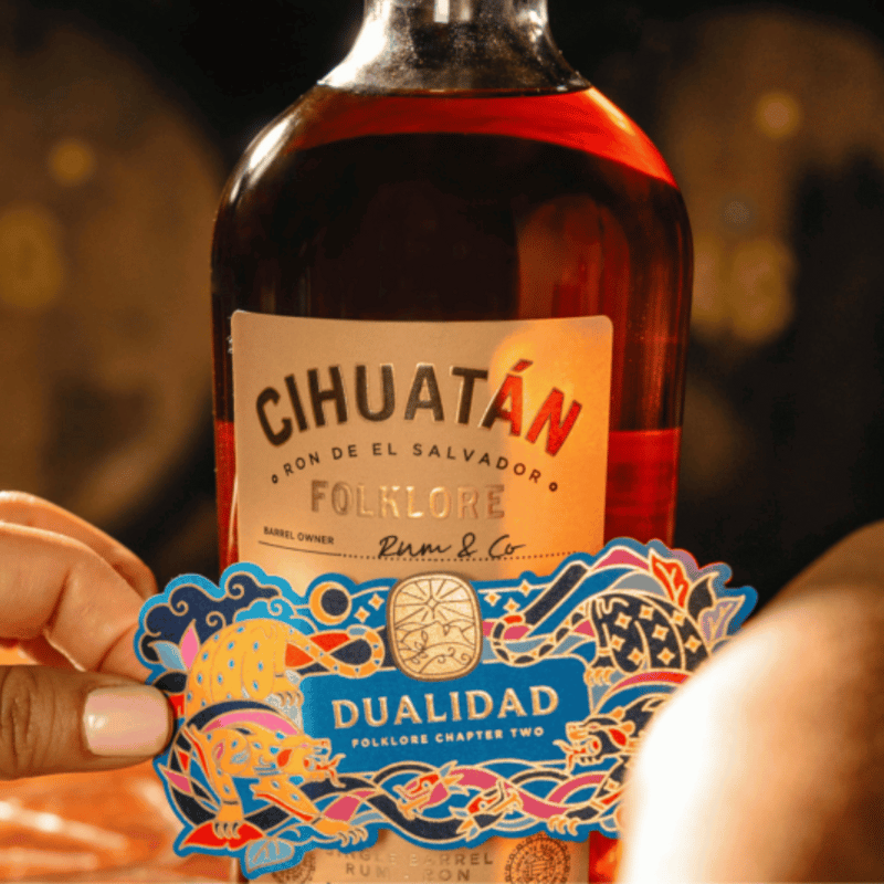 Cihuatan Folklore Dualidad Moodbild - Aufkleber wird auf die Flasche geklebt