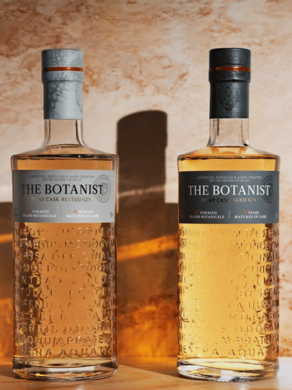 The Botanist Moodbild - Islay Cask Rested Gin und Islay Cask Aged Gin nebeneinander