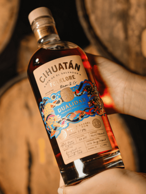 Ron Cihuatan Folklore Dualidad Moodbild - Flasche wird in der Hand gehalten
