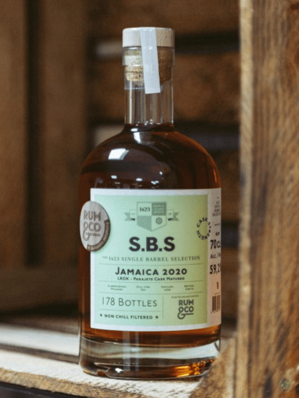 S.B.S Jamaica 2020 Moodbild - Flasche steht in einer Holzkiste