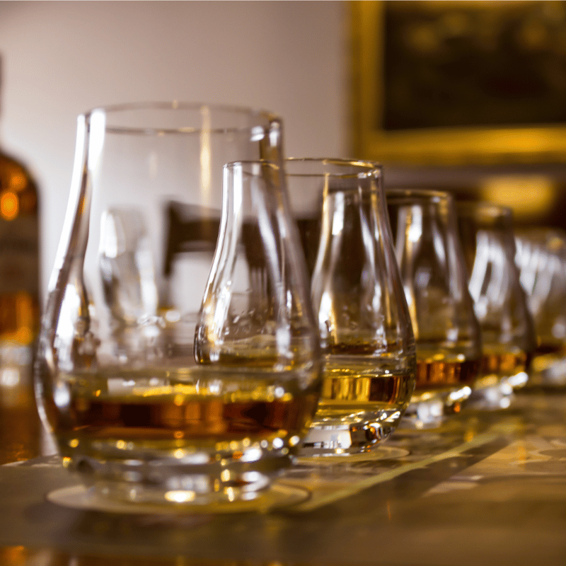 Tumbler Moodbild - Mehrere Gläser stehen in der Reihe, gefüllt mit etwas Rum