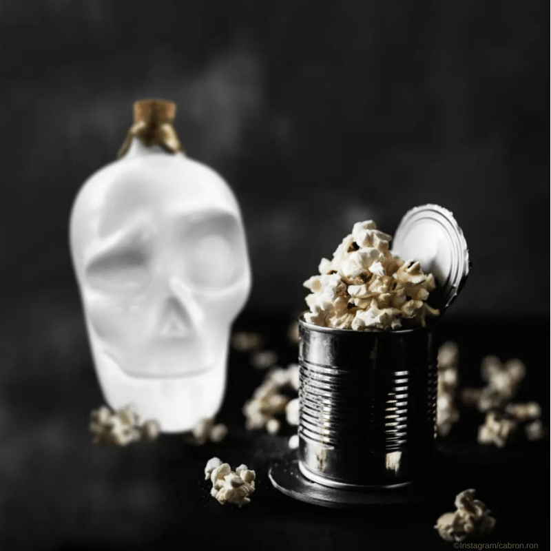 Cab Ron Rum Moodbild - Flasche steht hinter Dose mit Popcorn
