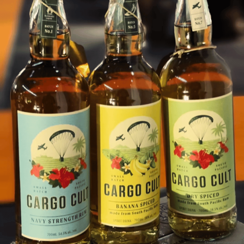 Cargo Cult Rum Moodbild - Die drei Flaschen stehen nebeneinander