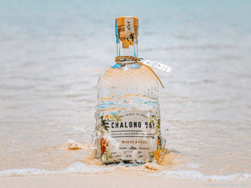 Chalong Bay Moodbild - Flasche steht am Strand im Wasser