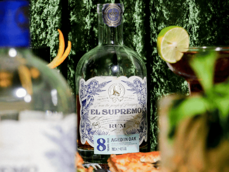 El Supremo Premium Rum Moodbild - 8 jahre zwischen Cocktailglas und weiterer Flasche