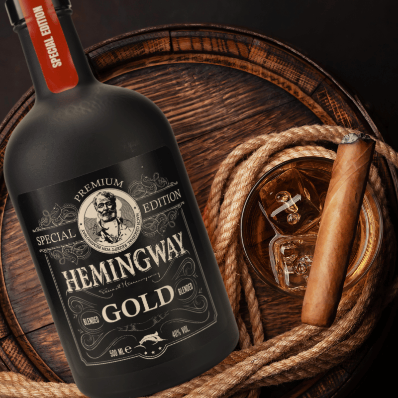 Hemingway Gold Rum Moodbild - Flasche liegt neben Seil auf dem Fass