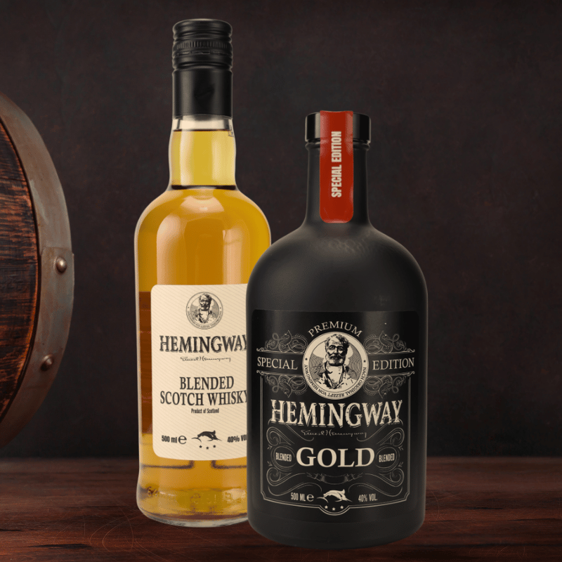 Hemingway Moodbild - Gold Rum und Scotch Whiksyflasche nebeneinander