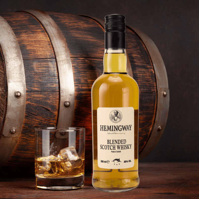 Hemingway Scotch Rum Moodbild - Flasche neben Glas und vor Fass