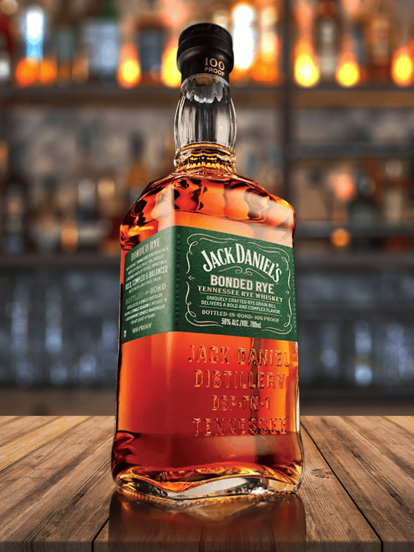 Jack Daniels Bonded Rye Moodbild - Flache steht auf einem Tresen