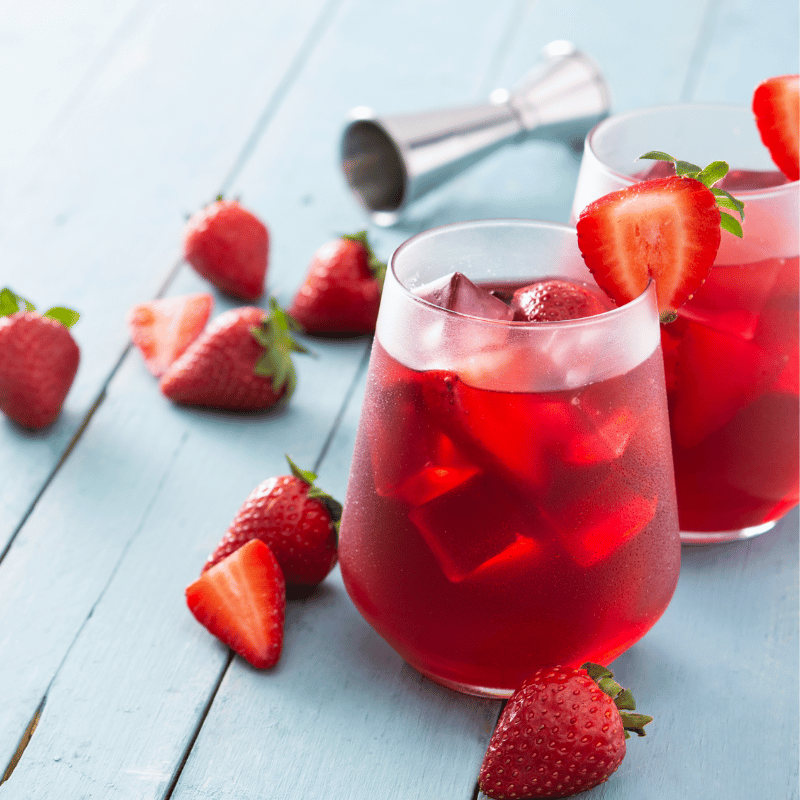 Starwberry Colada Moodbild - Zwei Coktails mit Erdbeeren drin und drum heraum auf einem Tisch