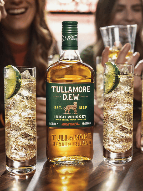 Tullamore Dew Moodbild - Flasche mit neuem Design zwischen zwei gefüllten Gläsern